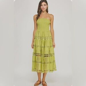 Eyelet tube strapless dress in cotton crochet lace. Color: Chartreuse